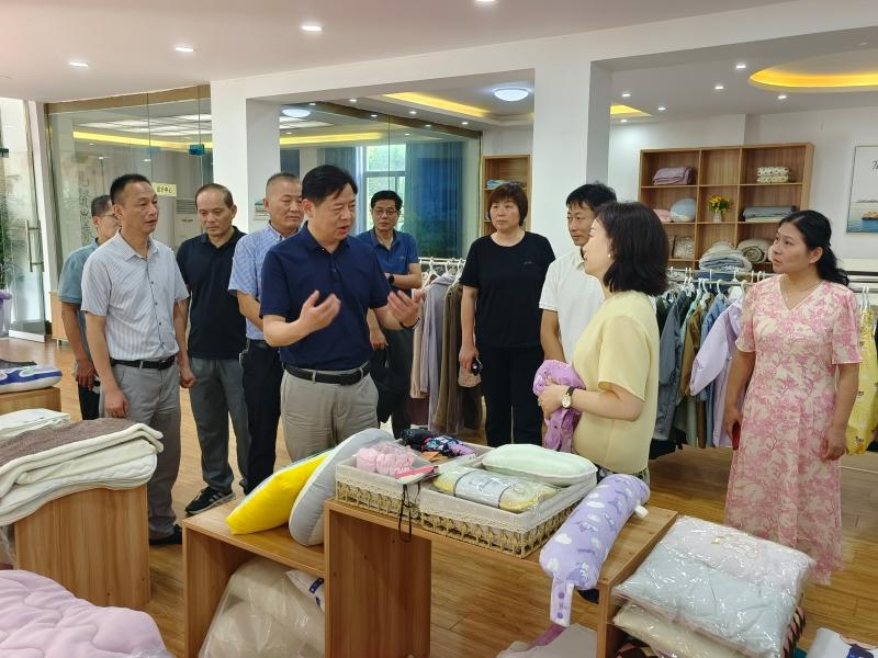 吴峰参加市人大代表小组活动