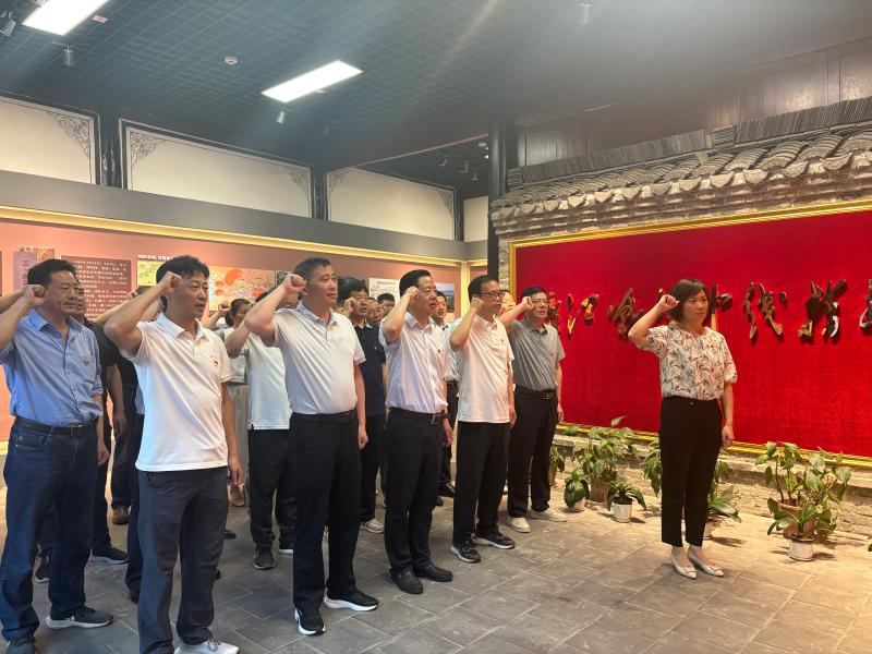 县人大机关第一党支部到渡江战役中线指挥部旧址
开展主题党日活动